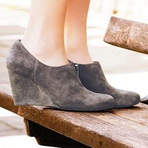 Clarks Artisan Purity Frost Suede Wedge Bootie 8.5 EUC